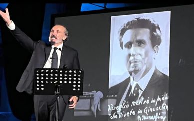 Ottant’anni dalla strage di Portella delle Ginestre e dalla morte di Accursio Miraglia
In scena Alfonso Veneroso in una storia italiana di mafia, lavoratori e libertà. Nato a Sciacca in una povera famiglia, Accursio Miraglia divenne un imprenditore e fu un benefattore nei confronti dei più bisognosi. Fondò e diresse la prima camera del lavoro in Sicilia, proprio nella sua città natale, e fu al fianco dei lavoratori siciliani che chiedevano il riscatto delle terre e la fine del latifondo. Fu ucciso dalla Mafia nel 1947 pochi mesi prima, nello stesso anno, della strage di Portella delle Ginestre.