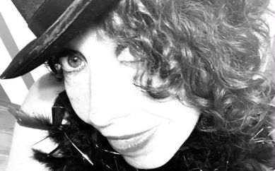 Un omaggio a “Milva la rossa”, cantante, attrice dalla carriera multiforme e donna di impegno civile. Non solo icona della canzone popolare e del Festival di Sanremo, Milva è stata un’artista a tutto tondo, protagonista di progetti artistici internazionali che grazie al suo talento hanno conquistato i maggiori palcoscenici del mondo.